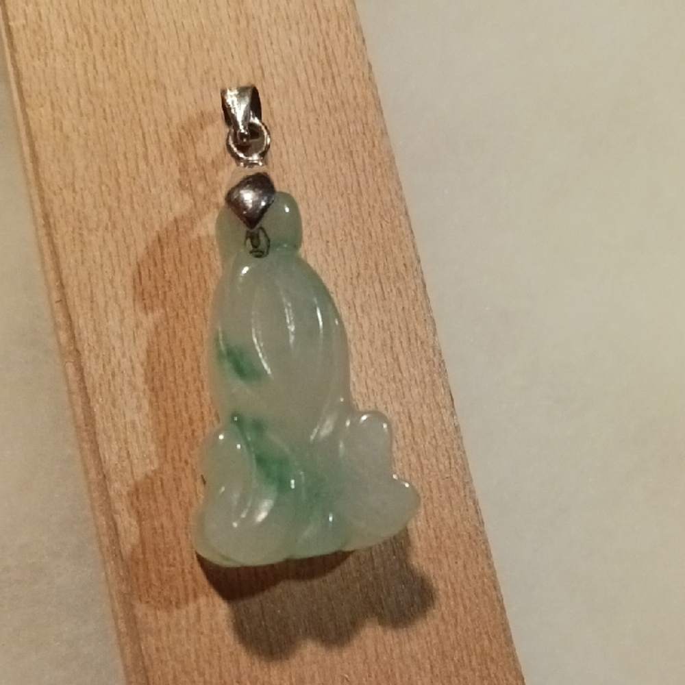 Elegant Green Frog Pendant Necklace - Picture 2 of 4